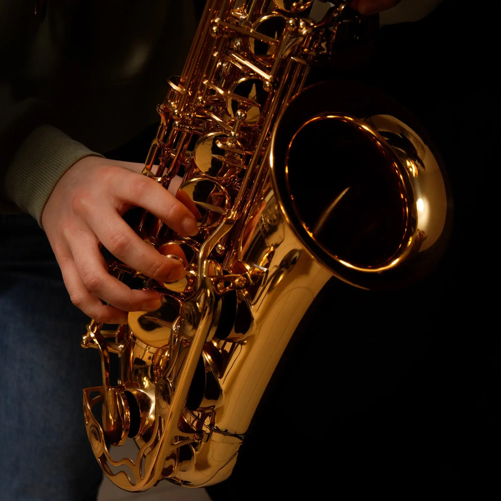 la-main-coupee-d-un-homme-jouant-de-la-musique-_2_-min